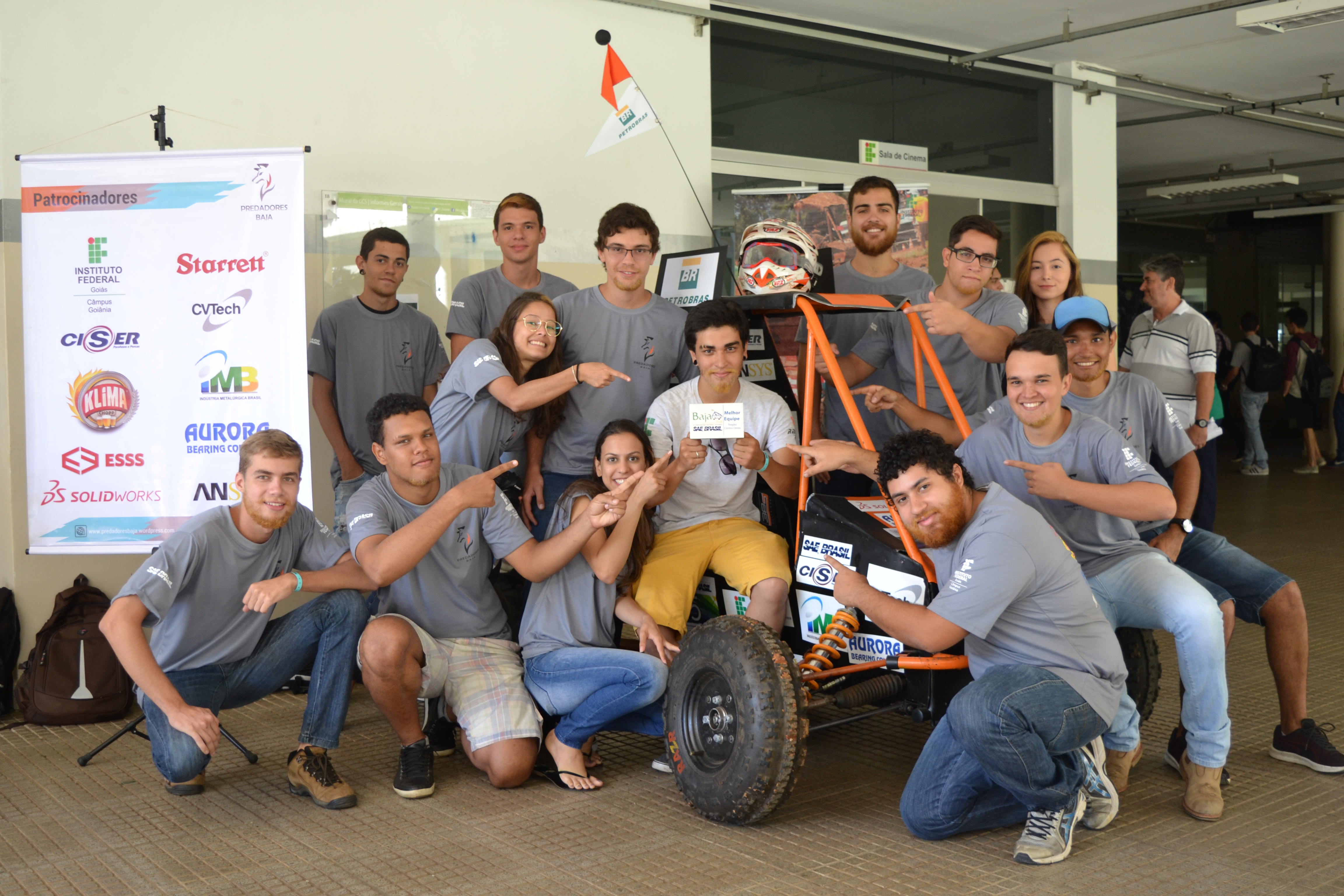 Equipe Predadores Baja IFG durante apresentação do veículo no Câmpus Goiânia.